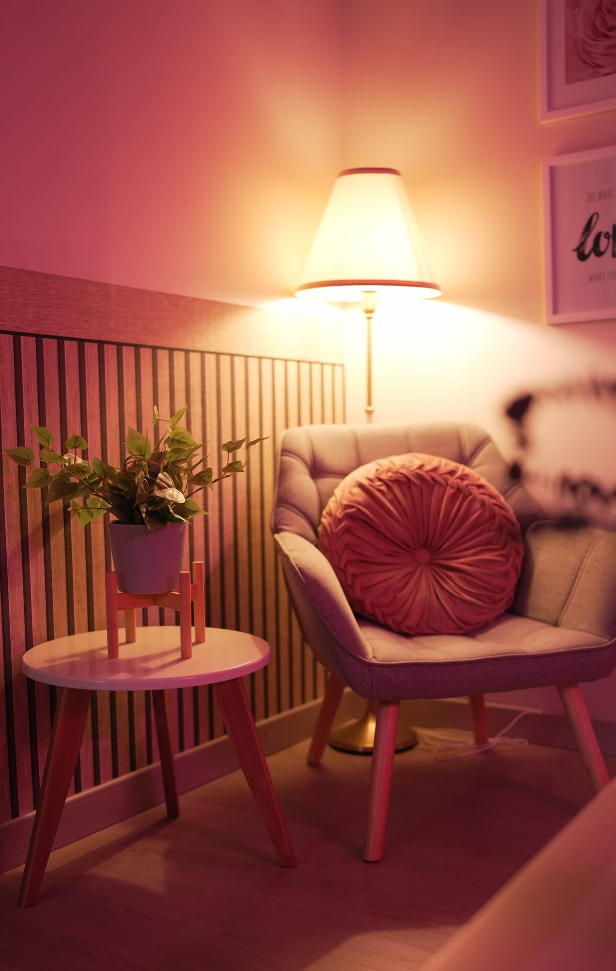 Warm lifestyle lounge set with armchairs and floor lamp